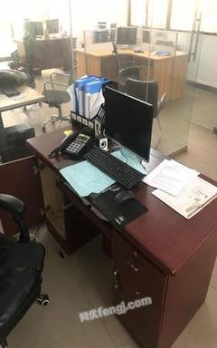 二手辦公設備超值轉讓 桌椅等全套設備一萬元打包出售